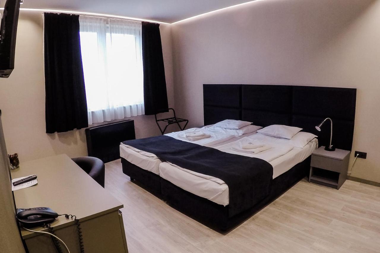 Sohaz Panzio Es Apartmanhaz Szolnok Exteriér fotografie