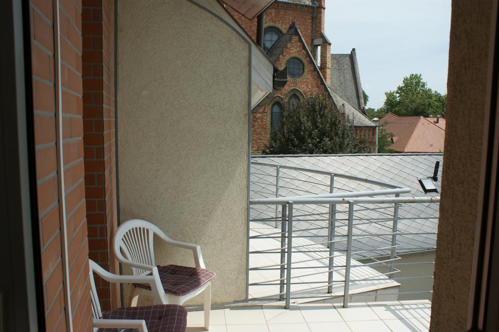 Sohaz Panzio Es Apartmanhaz Szolnok Exteriér fotografie
